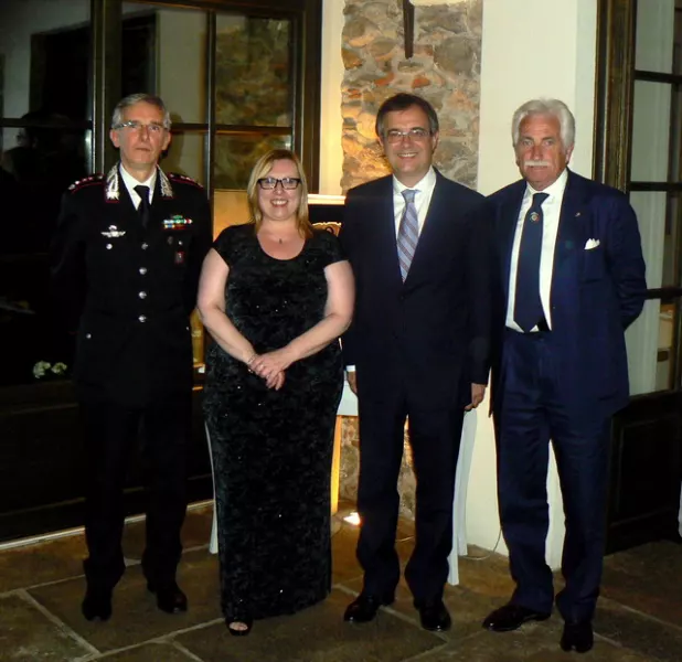 Il comandante provinciale dei Carabinieril, colonnello Flavio Magliocchetti, la presidentedel Lions Club Busca e Valli, Elisabetta Tremolanti, il sindaco, Marco Gallo e Dante Degiovanni del Lions Club