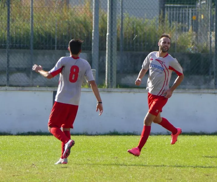 Un momento della partita: Bertola esulta dopo la rete