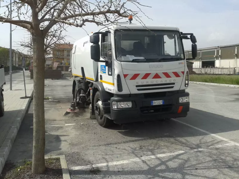 Una spazzatrice all'opera per la pulizia delle strade comunali