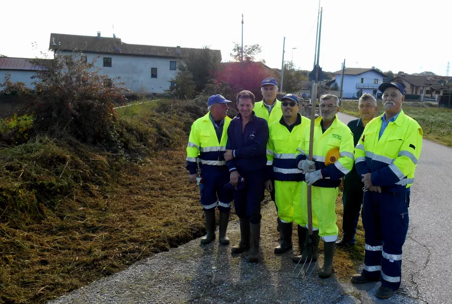 I volontari della Protezione civile ieri al lavoro in frazione San Quintino