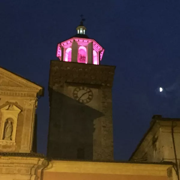 La torre della Rossa per la campagna Nastro Rosa a favore della prevenzione del tumore al seno