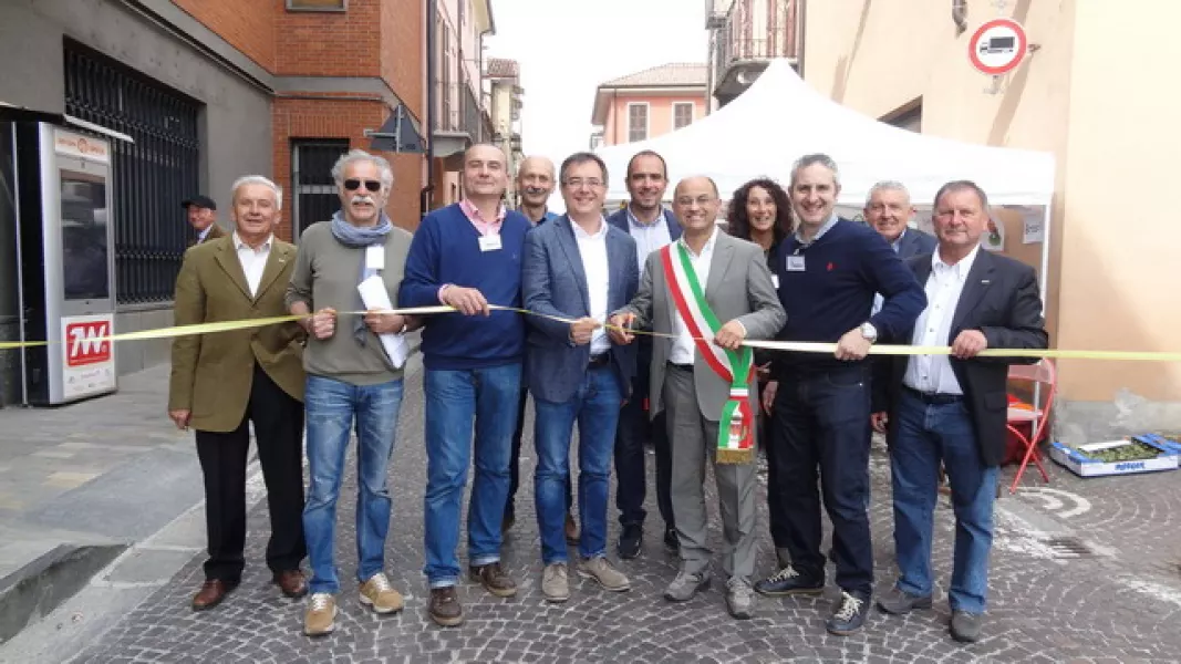 Il taglio del nastro. Da sinistra Giangi Giordano (per Busca Eventi), Duilio Raspini, Paolo Robasto Presidente e vice di Assoimprese), Ezio Campana (consigliere comunale), Marco Gallo (assessore al Commercio), Diego Bressi (consigliere comunale), il sindaco Luca Gosso, Alessandta Taricco, Paolo Mattalia (assoimprese), Gianpiero Marino (Busca Eventi), Gian Franco Ferrero (assessore comunale)