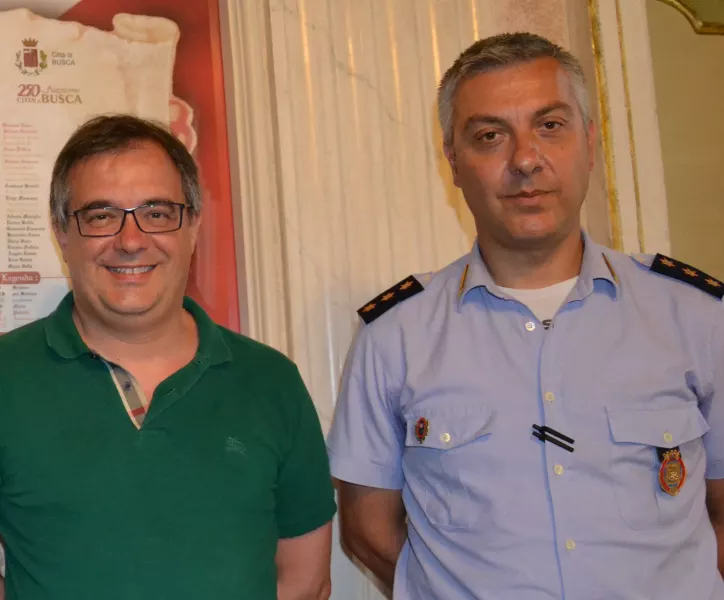 Gianluca Acchiardi da oggi comandante a tempo pieno della Polizia municipale, con il sindaco, Marco Gallo