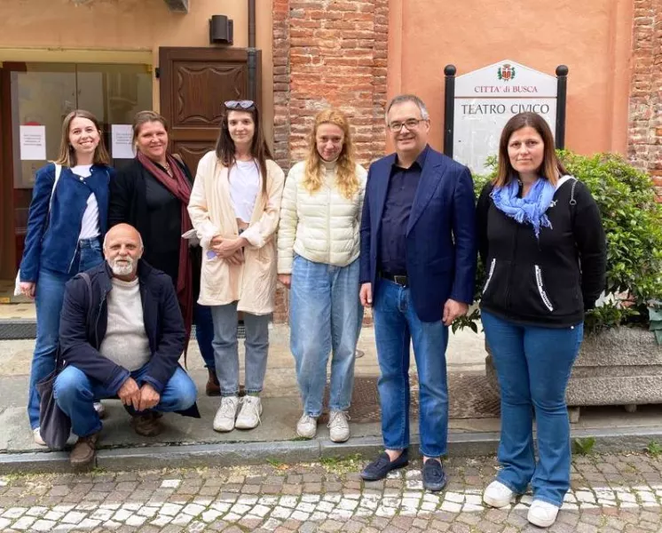 Sono arrivate ieri  a Busca e da oggi sono al lavoro nel Teatro Civico le artiste ucraine Veronika Chekan, danzatrice, e Nataliia Tokarchuk, regista e ricercatrice - al centro - che resteranno in Residenza artistica fino a domenica 19 giugno. A riceverle sono stati il sindaco Marco Gallo con la assessora Lucia Rosso e Frabrizio con  Samantha Gavosto dell'associazione culturale IdeAgorà, insieme con la interprete  Beatrice Fassone.