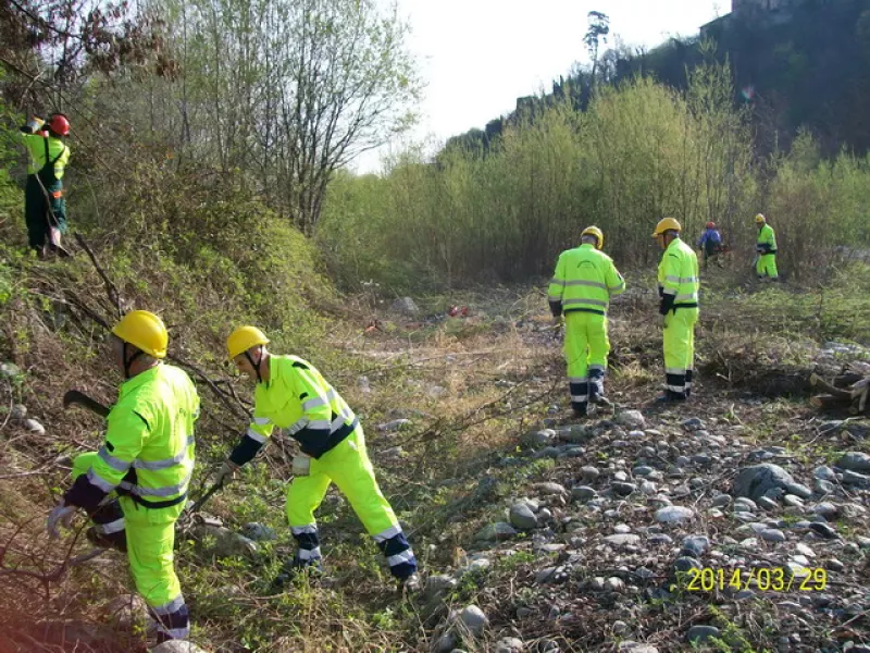 Sabato e domenica  scorsi sono stati ripuliti dalle piante e dalle sterpaglie circa 600 metri di torrente a monte della ferrovia