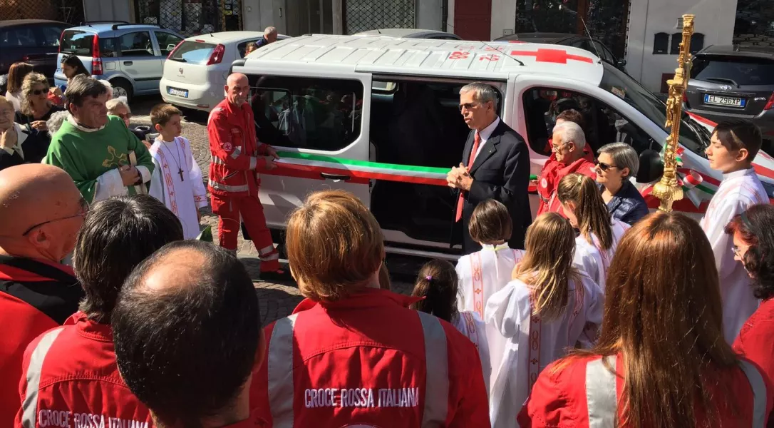 La benedizione del nuovo mezzo di trasporto donato alla Cri