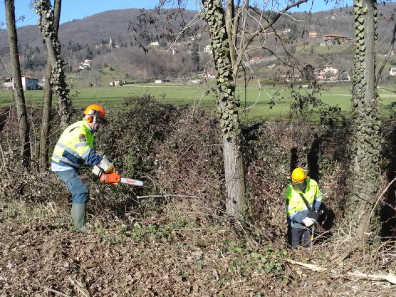 Volontari al lavoro lungo il Talutto