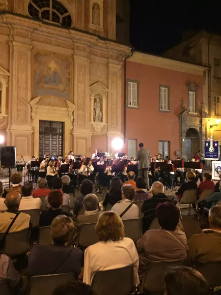 Una splendida serata nella piazza-salotto e cuore della città per la festa patronale della Madonnina, la cui icona quattrocentesca è custodita nella chiesa della Santissima Trinità