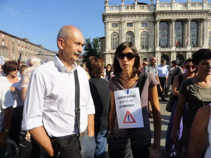 La presidente del cda del Consorzio valli Grana e Maira, la buschese Alessandra Boccardo, durante una manifestazione a difesa del settore socio-assistenziale. Alla sua destra il consigliere comunale Ezio Donadio