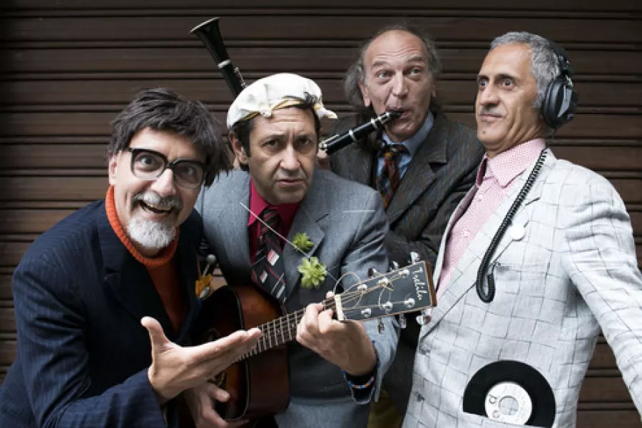 I Trelilu sono in realtà quattro:  Maestro Spiegazza, detto Beca (voce), Bertu (chitarra, voce), Peru (clarinetto, cori e ciarafi) e Franco (contrabbasso, cori e altri ciarafi)