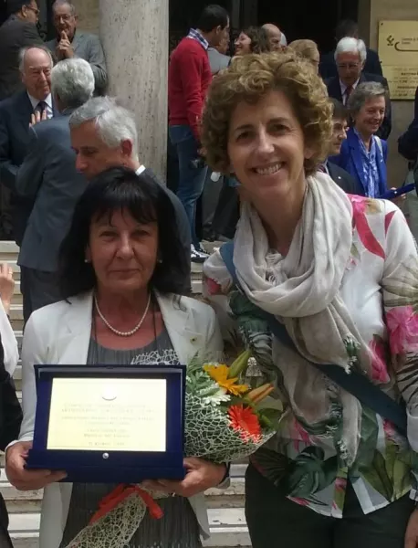 La signora Carla Oggero, Maestro del Lavoro, ha ricevuto i complimenti della Cottà dalla assessora comunale Carla Eandi, qui poco dopo la premiazione di sabato scorso a Cuneo