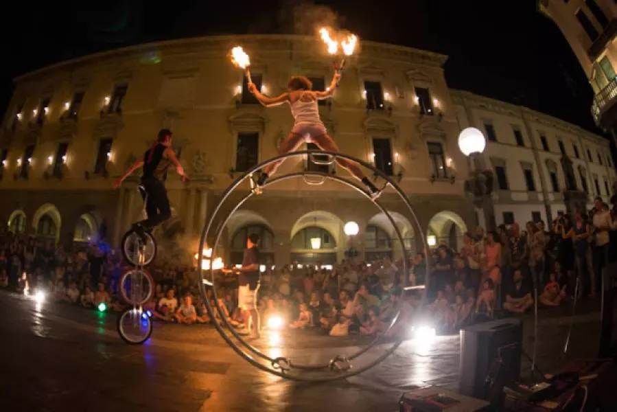 Un momento dello spettacolo che ha già riscosso successo in molte piazze d'Italia e vinto un premio