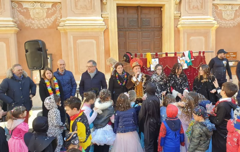 Sabato scorso  in piazza della Rossa Micon e Miconetta e l’allegra combriccola delle Maschere hanno hanno dato vita ad uno spettaccolo di magia e a u bel momento di  ritorno alla normalità Garzie agli Amici del Carlevè  e agli esercenti,  per la merenda