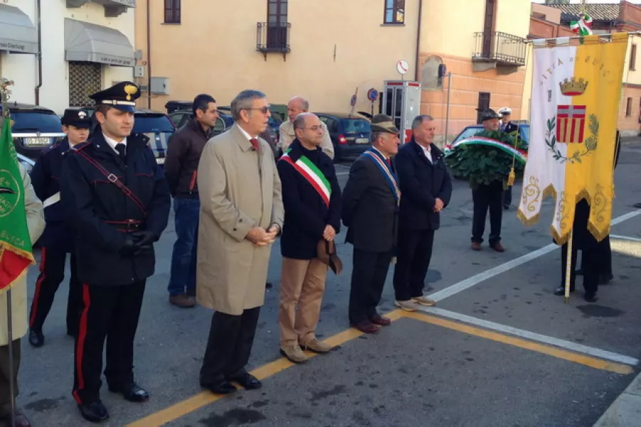 Di fronte al monumento ai Caduti