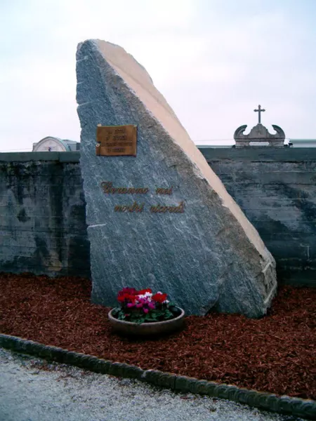 Il cippo ai Caduti di tutte le guerre nel cimitero del capoluogo