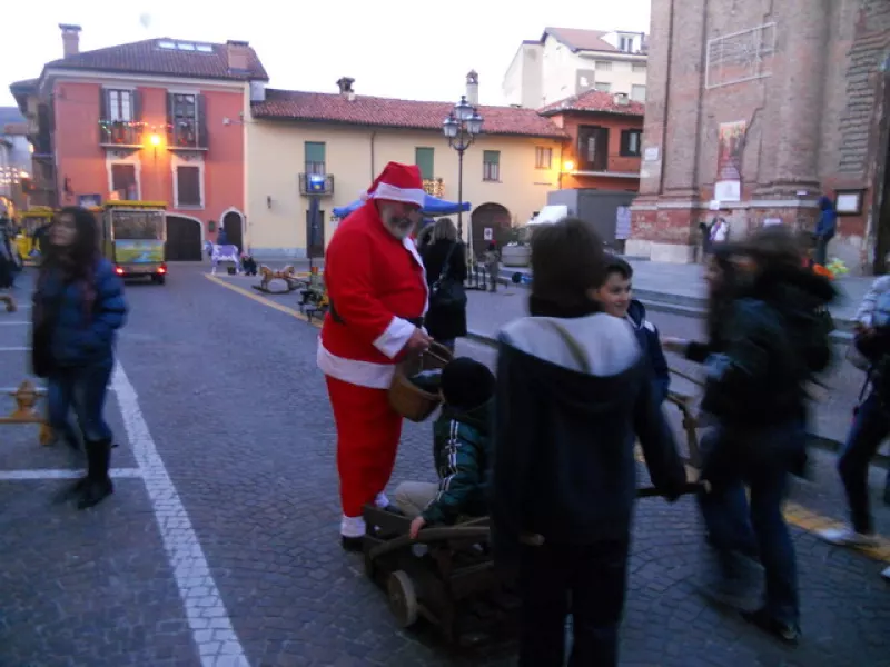 Babbo Natale offre dolcini ai bimbi, mentre passa il 'suo' trenino