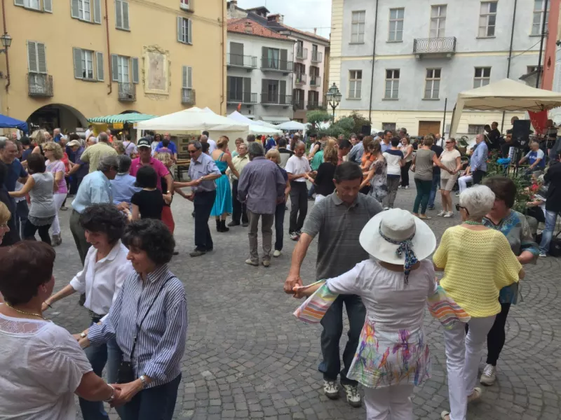 Balli in piazza della Rossa: un momento della scorsa edizione della Fiera di Maggio 