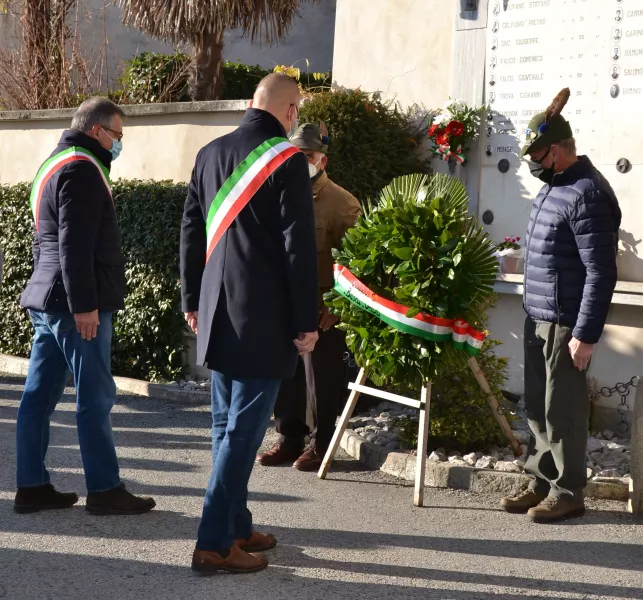 Il sindaci di Busca, Marco Gallo, e di Costigliole Saluzzo, Fabrizio Nasi, questa mattina alla celebrazione del 78° anniversario dell'eccidio di Ceretto, avvenuto il 5 gennaio 1944