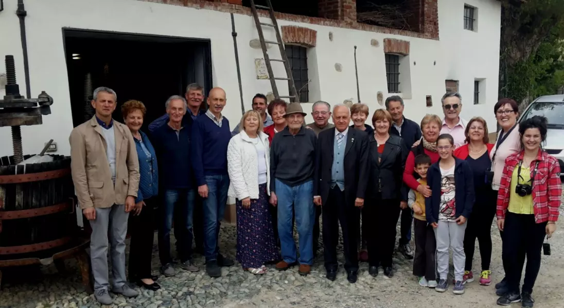 Giuseppe Fornero (al centro nella foto con gli ospiti argentini) è reduce dalla Campagna di Albania, dal fronte francese e dalla Campagna di Russia come artigliere Alpino della Divisione Cuneense