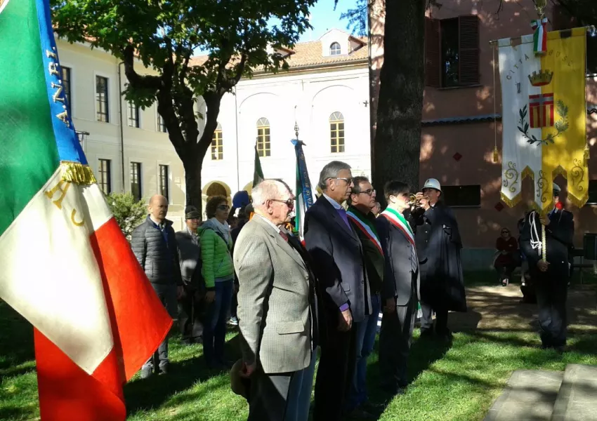 L'onore ai Caduti al monumento nel parco della Resistenza