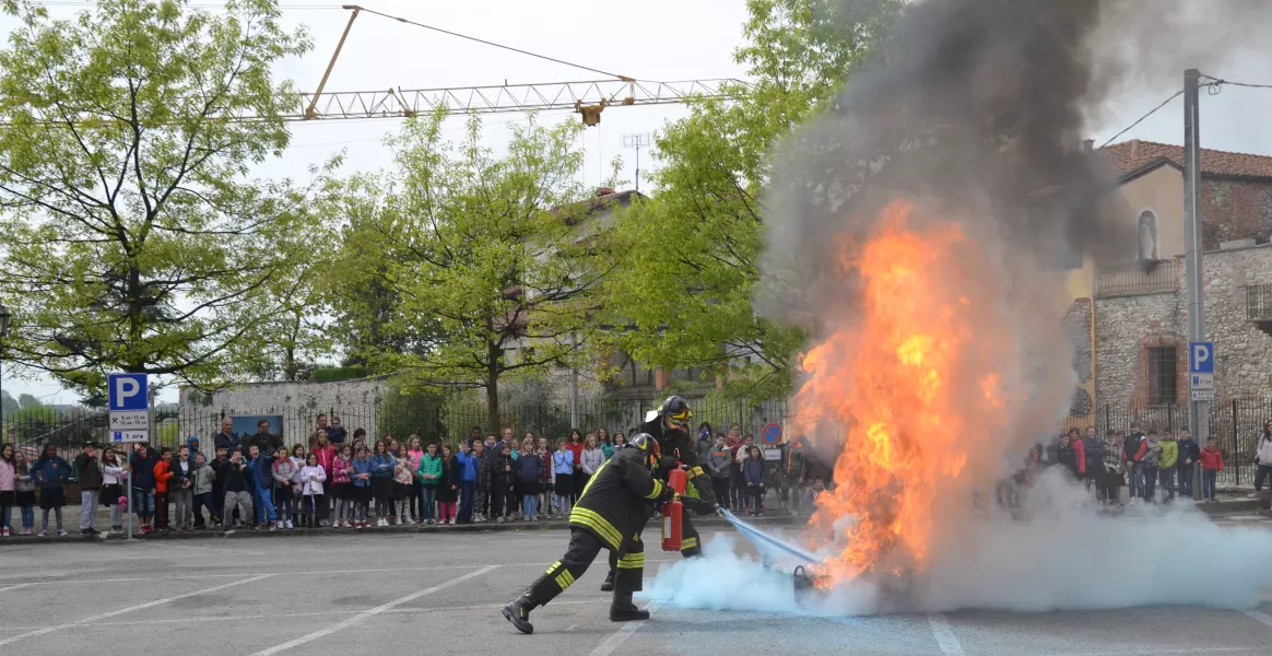 La simulazione di un intervento sabato scorso in piazza Diaz per i bambini delle classi di quarta e di quinta elementare