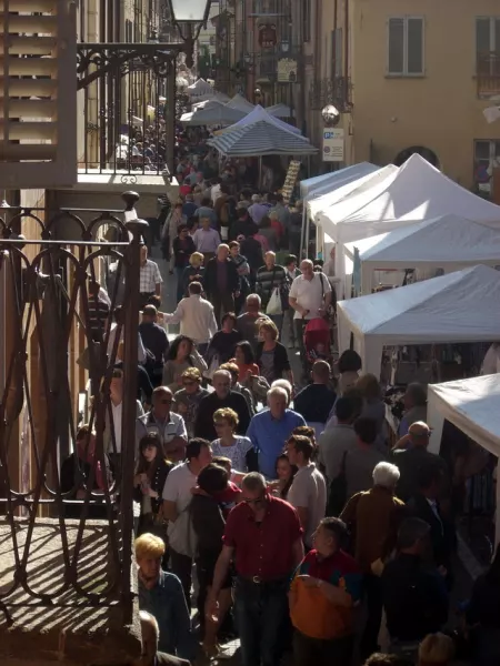 Gente in centro per la scorsa edizione della Fiera di Maggio. Ora si rilancia la 