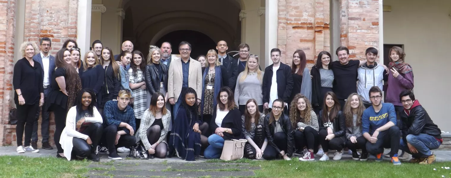 Studenti e insegnanti nel giardino del municipio con il sindaco Marco Gallo