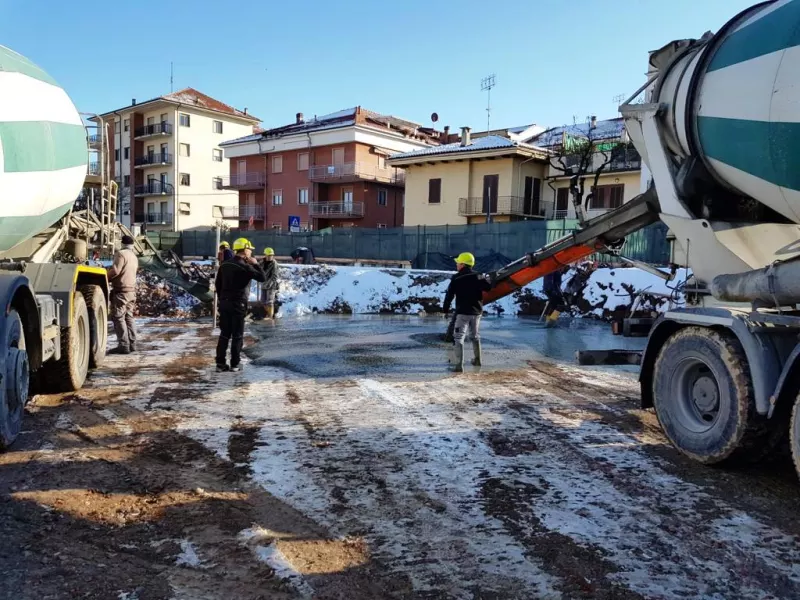 Nel cantiere del nuovo polo scolastico i è incominciato il getto del “magrone”