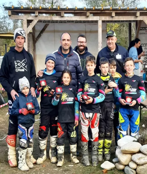 I bambini seguti dal campione buschese Luca Marra (a sinistra) con l'assessore Diego Bressi, il presidente Livio Lingua e il socio del motoclub Villois