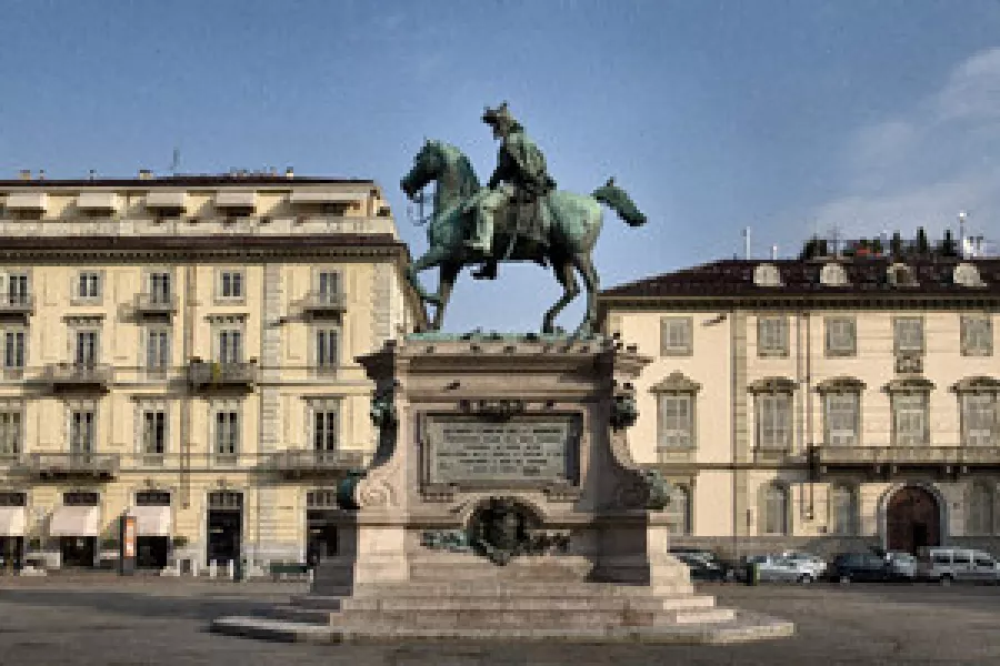 La statua equestre del generale della Marmora eseguita da Stanislao Grimaldi ed inaugurata nel 1891 a Torino al centro di piazza Bodoni 