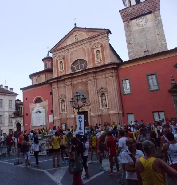 Suggestivo evento di sport nel centro storico in una sera d'estate