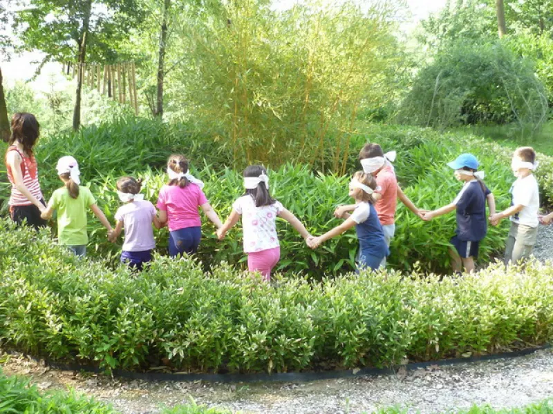 Gioco nel Giardino dei sensi  di Villa Ferrero in un'immagine di archivio. Una passeggiata nel bosco è un gesto normale per molti, ma è una conquista per i ciechi