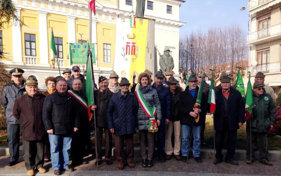 La cerimonia al monumento dei Caduti: al centro, alla destra della assessora Carla Eandi, il reduce della campagna di Russia Giovanni Fornero, 95 anni compiuti