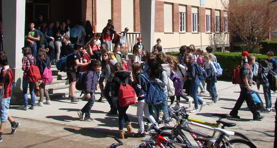 L'entrata in classe alle scuole medie in un'immagine di repertorio. La fascia d'età del progetto è dagli 11 ai 14 anni 