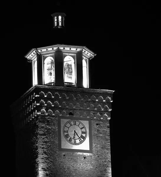 Il Comune terrà spenta per tutta la sera e la notte l’illuminazione alla torre della Rossa, il simbolico “cioché” della città