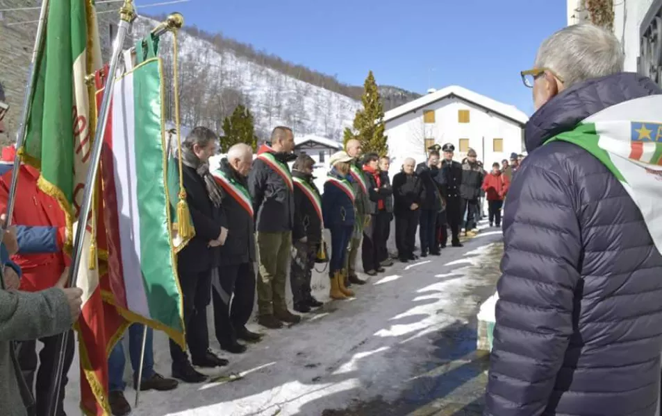 Onore ai Caduti. Il 6 marzo 1945  nel paese della valle Varaita furono uccisi dagli alpini della Monterosa nove partigiani garibaldini