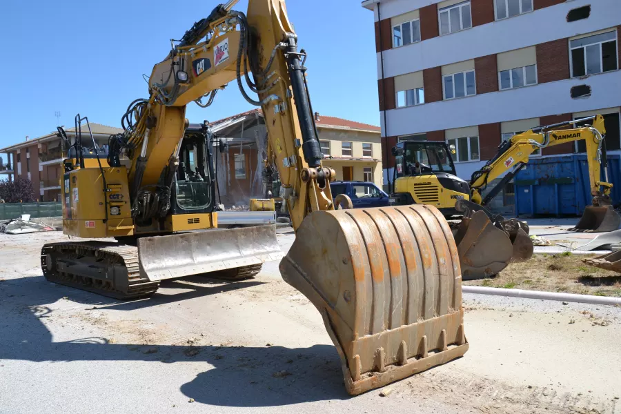 Avviato l'abbattimento del vecchio edificio delle medie