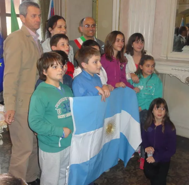 I bambini argenitini del coro con il sindaco, Luca Gosso, ed il presidente del comitato per il gemellaggio, Giuseppe Perucca