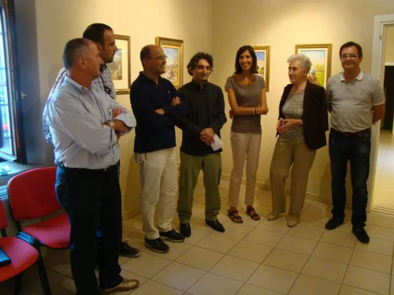 L'inauguarzione, nel settembre del 2011, della sala dedicata a Stefano Bargis nella galleria Casa Francotto: la signora Liliana con gli amministratori comunali