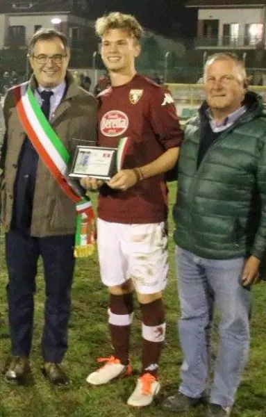 Federico Giraudo con il sindaco, Marco Gallo, e l'assessore allo Sport, Gian Franco Ferrero