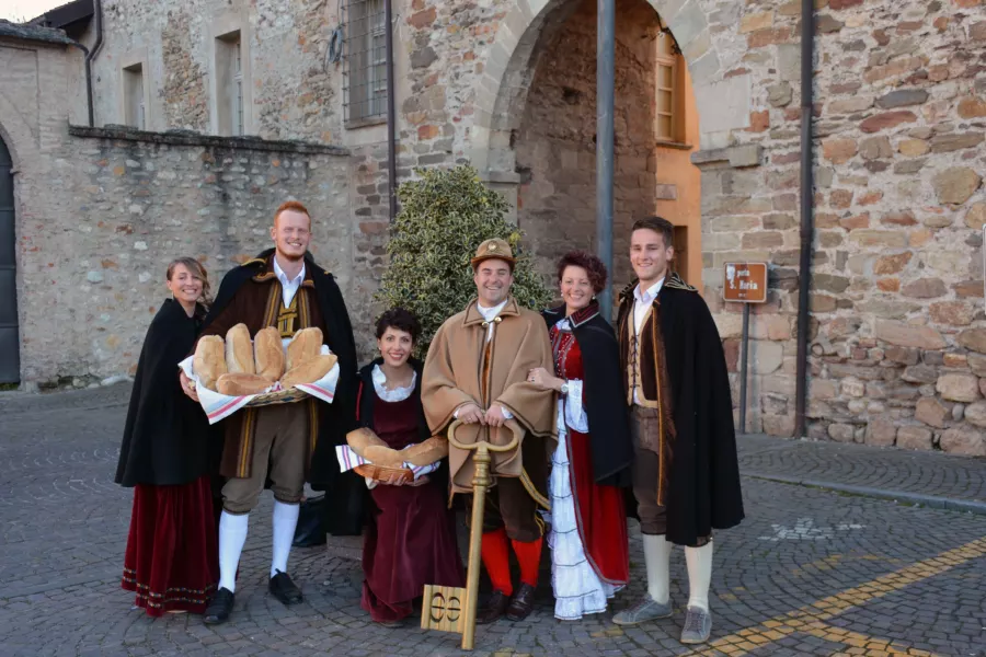 Carnevale 2016. Le Maschere davanti a Porta Santa Maria