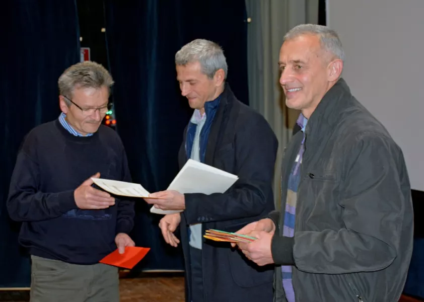 Un momento delle premiazioni con, al centro, il consigliere comunale Giuseppe Perucca, e, a destra, l'animatore dell'iniziativa Pier Giuseppe Tallone