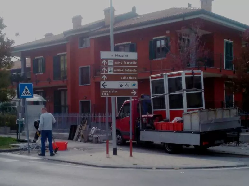 Smantellata la cabina del telefono in viale Concordia