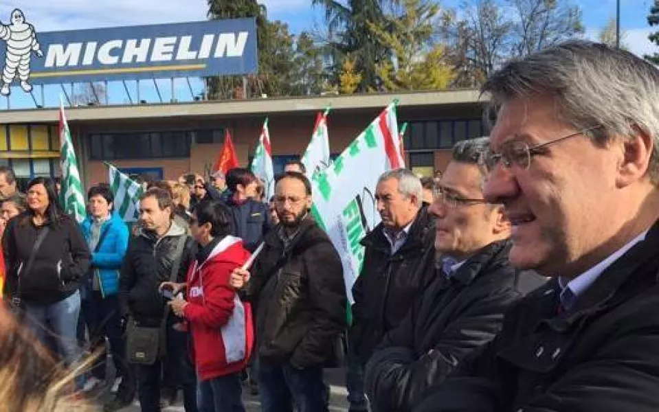 Il segretario nazionale Fiom Maurizio Landini questa mattina a Fossano insieme  con i dipendenti delle Michelin