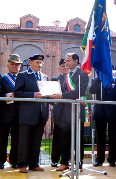 Durante la celebrazione del 25 Aprile del 2007 il Sindaco, Luca Gosso, a nome della Città e dell’Associazione combattenti e reduci, consegna  a Vincenzo Villa  il Diploma al merito ed alla fedeltà. Villa fu motorista, fatto prigioniero a Pola, nel 1943, dove aveva attraccato la corazzata Giulio Cesare, sulla quale era imbarcato