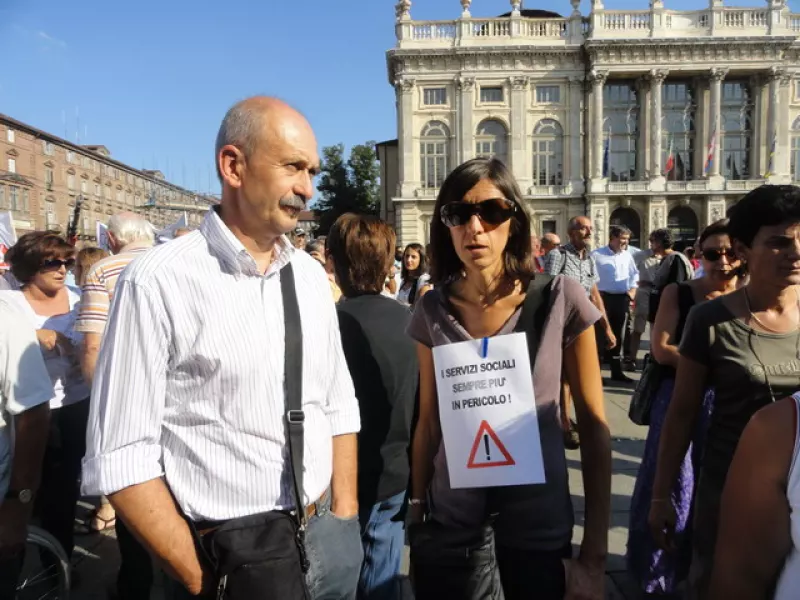 La presidente del cda del Consorzio, Alessandra Boccardo, con il consigliere comunale Ezio Donadio, ad una manifestazione del settembre 2010 a Torino: da tempo infatti i Consorzi socio-assistenziali denunciano ritardi nei trasferimenti dei fondi dalla Regione e dalle Asl. Oggi la situazione ha raggiunto il limite