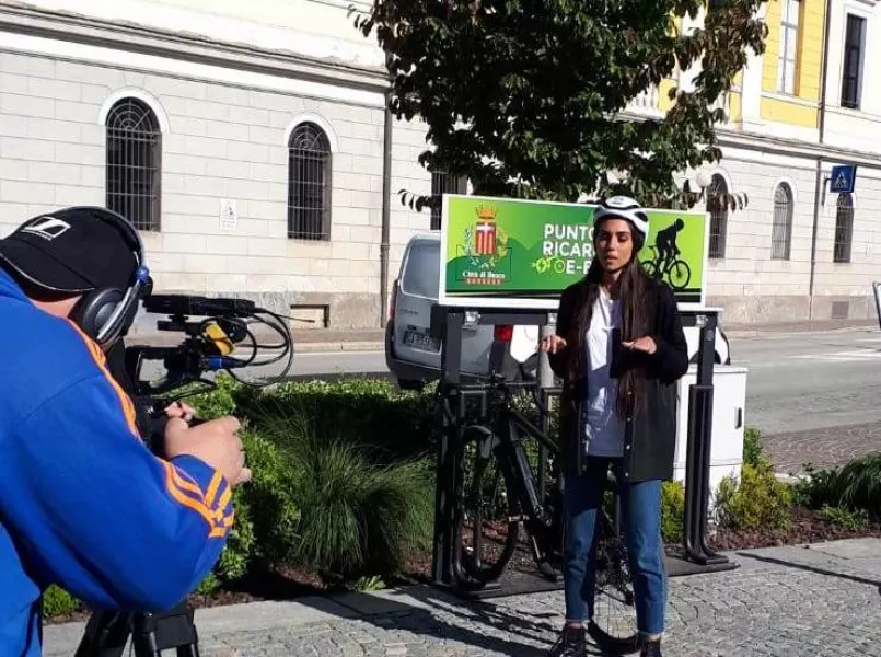 Partendo dalla nuova stazione di ricarica e-bike di fronte a Casa Francotto il gruppo è salito sulla collina dell’Eremo, alle cave di alabastro rosa e al monumento a Marco Pantani sulla Colletta