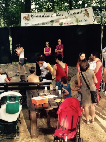 Un momento della festa di giovedì scorso nel Giardino dei Sensi nel parco di Villa Ferrero. Presenti gli assessori Federica Ferrero  ed Ezio Donadio