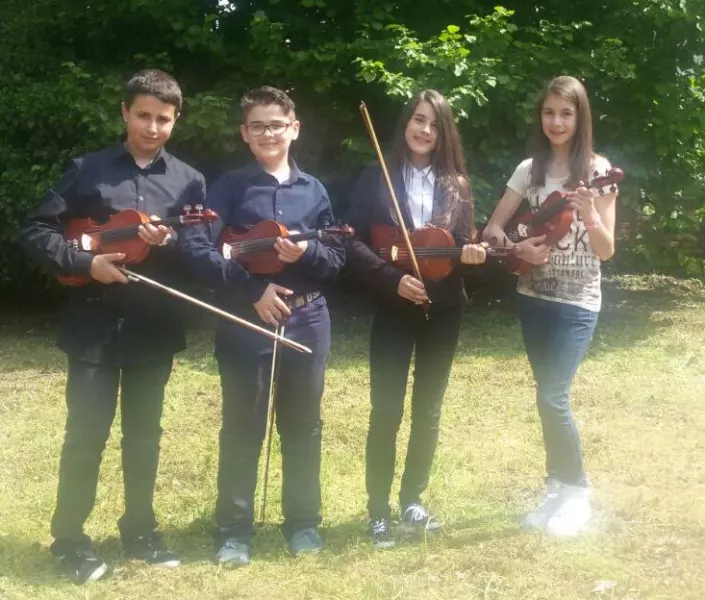 Il quartetto di violino della classe seconda media. Alban è il secondo da sinistra