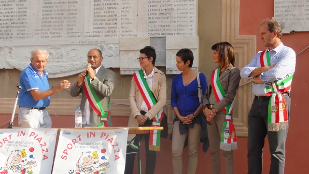 Giangi Giordano (a sinistra) presenta l'inziativa 'vino della solidarietà' con il sindaco, Luca Gosso, Federica Gualtieri, assessore del Comune di Moglia e, con le fasce tricolore, Milva Rinaudo, sindaca di Costigliole Saluzzo e Giancarlo Armando, vice-sindaco di Tarantasca